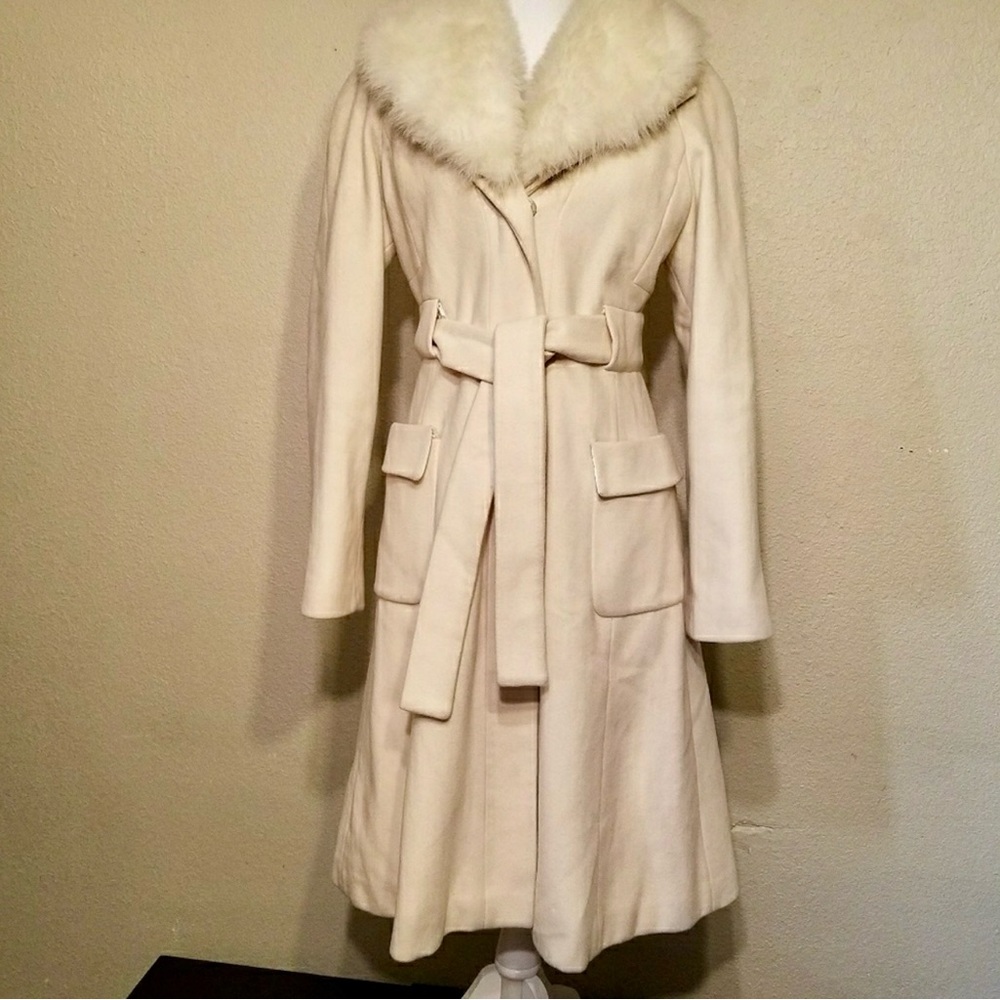 ❣️Host Pick❣️Elegant BEBE Ivory Trench Coat with Faux Fur Collar